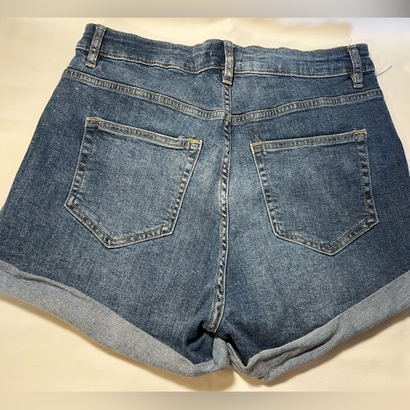 H&M LADIES DENIM CUFFED SHORTS NWOT - Picture 2 of 9